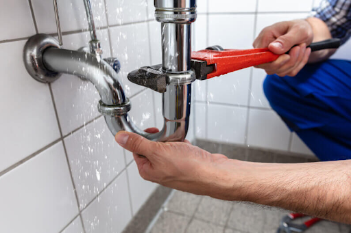 Emergency Plumbing: What to Do When You Discover a Leaking Pipe